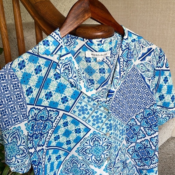 Rose & Olive Vibrant Blue Bohemian Paisley Button Down Crop Blouse - Picture 3 of 12